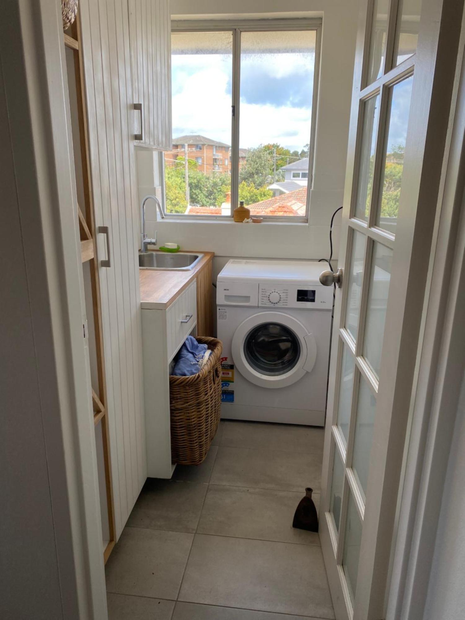 Coastal And Sunny - Stroll To And Vibrant Freshwater Village Apartment *